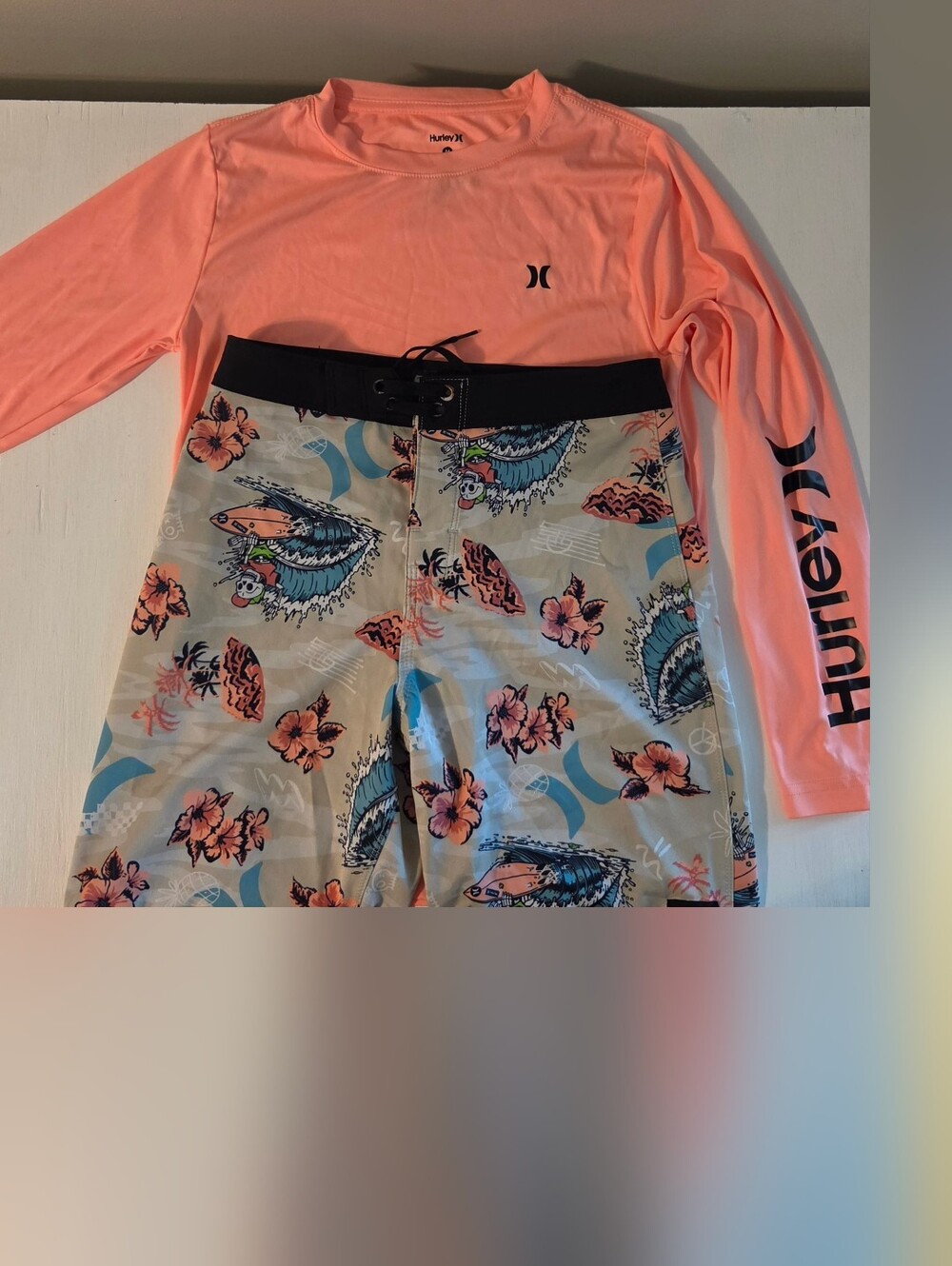 Hurley Set-Long Sleeve Rash Guard YM With Hurley Doodle Isle Boardshorts Y 12/26